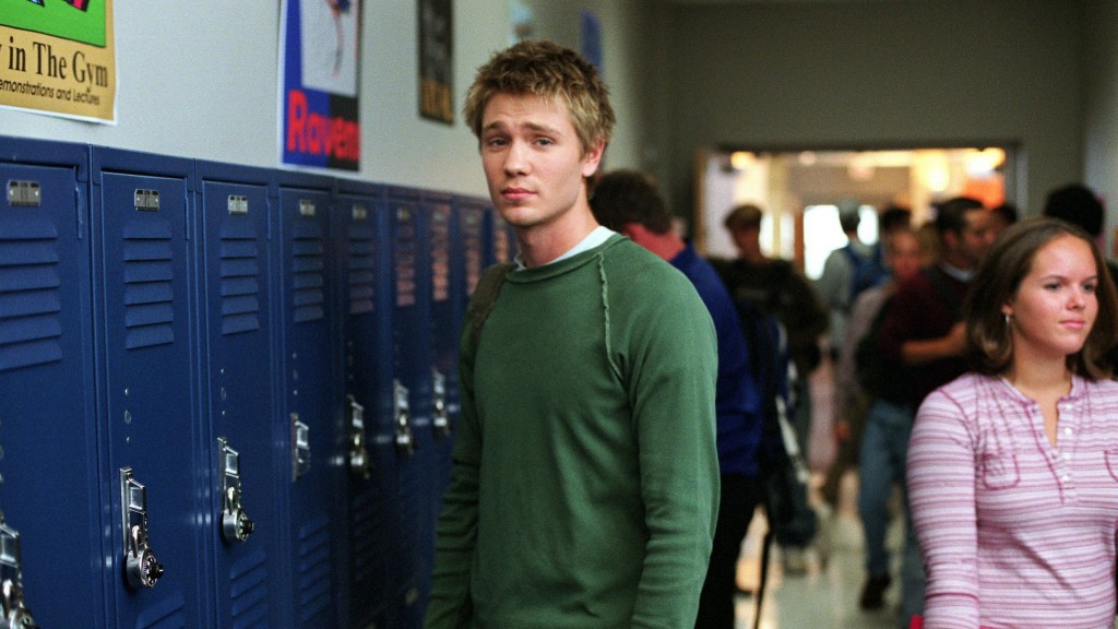 Lucas Scott (Chad Michael Murray) devant les casiers du lycée