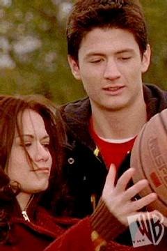 Nathan montre à Haley comment jouer au basket 