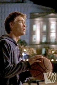 Lucas joue au basket