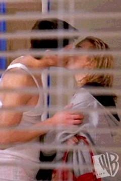 Nathan et Peyton partagent un baiser