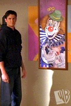 Nathan met un cadre de clown sur une photo d'Haley et lui