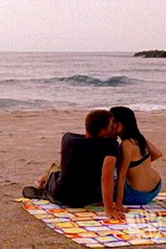 Brooke et Lucas s'embrassent sur la plage