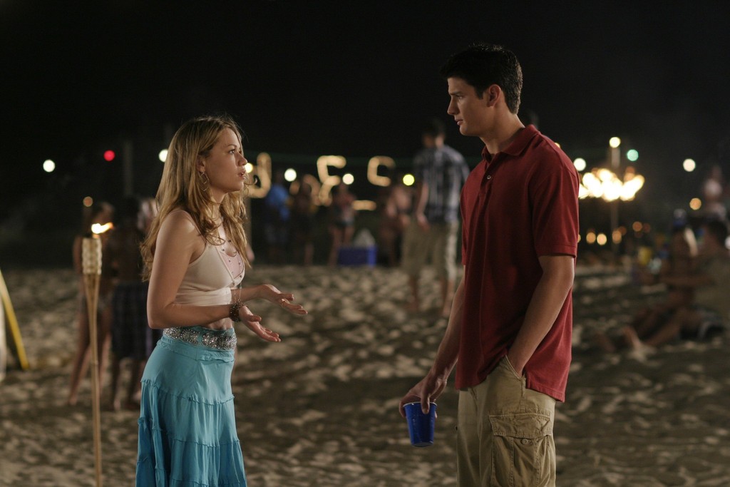Nathan (James Lefferty) retrouve Haley (Bethany Joy Lenz) pendant la fête