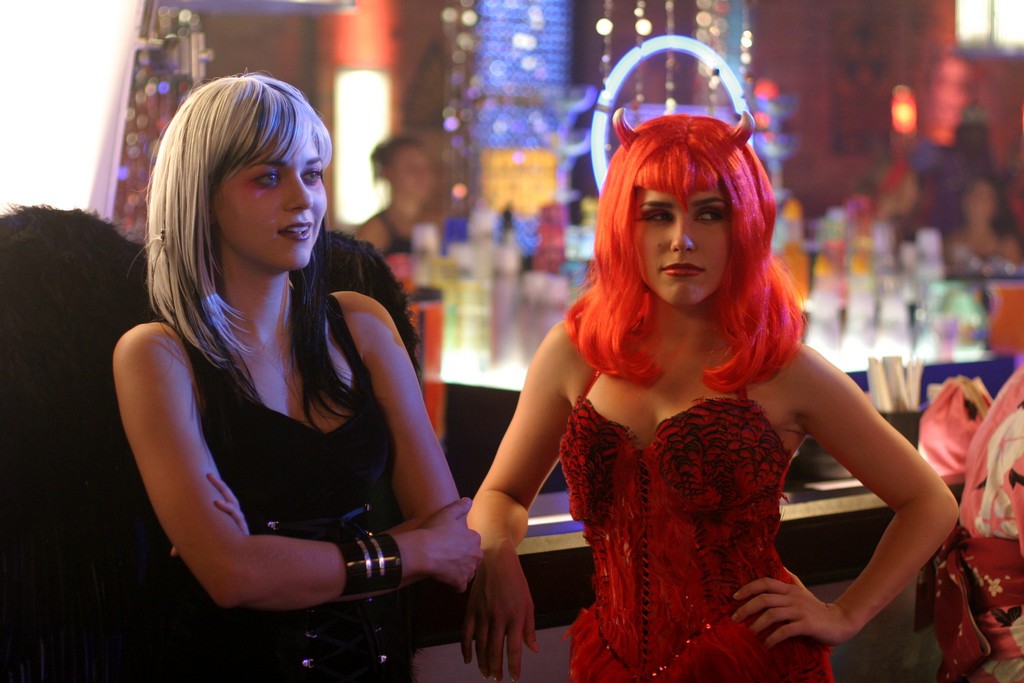 Peyton (Hilarie Burton) et Brooke (Sophia Bush) au bal costumé d'Halloween du Tric