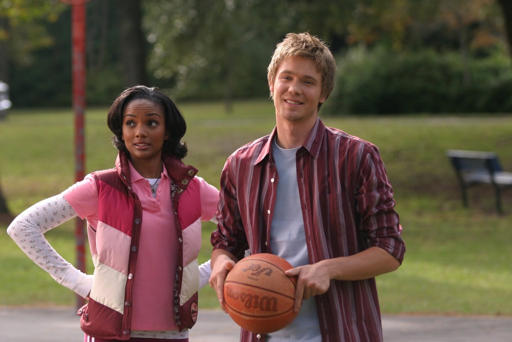 Lucas et Faith Banks (Mekia Cox) vont affronter deux autres joueurs de basket
