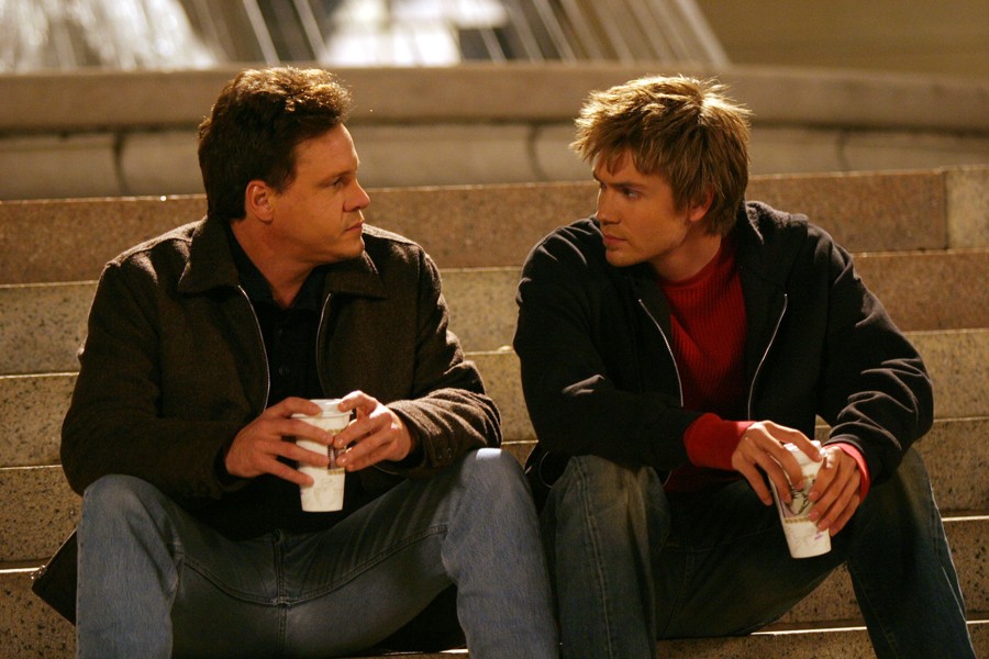 Lucas et Keith boivent un café près de la fontaine pour rattraper le temps perdu