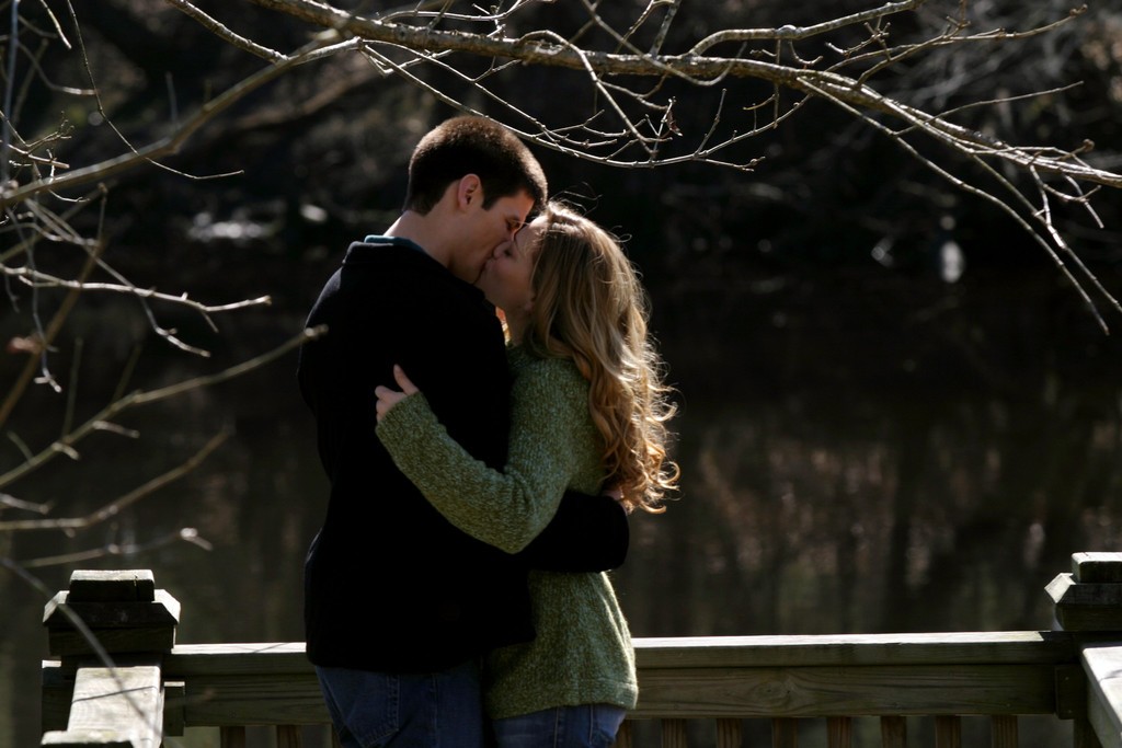 Nathan et Haley s'embrassent près du lac après la deuxième demande en mariage de Nathan