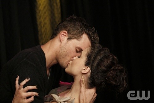 Julian embrasse Brooke passionnément