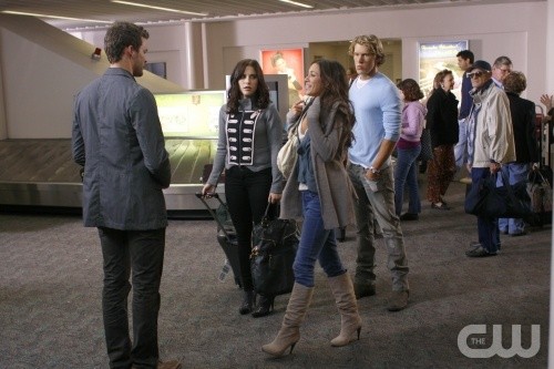 Brooke remarque que Julian est venu chercher Alex à l'aéroport