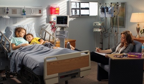 Jamie et Haley auprès de  Quinn à l'hôpital