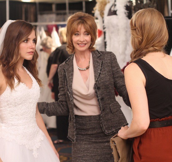 Brooke, Sylvia et Haley discutent de la robe