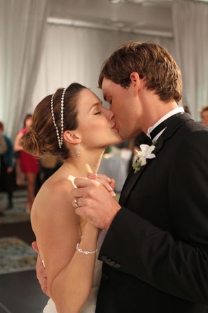 Brooke et Julian s'embrassent à leur mariage
