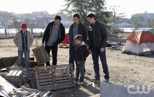 Chuck, Chase, Clay, Jamie et Nathan sur le rivercourt