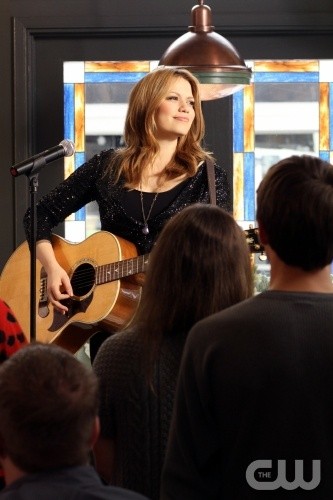 Haley chante pour l'ouverture du Karen's Café